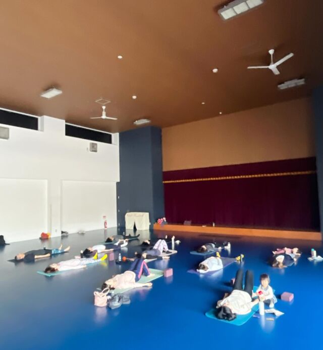 .
GWが始まりました！
皆さま、ご予定はお決まりですか？  Y ogaroomまるさんかくしかくはカレンダー通りにクラスを開催しています  📷は水曜日のクラス
たくさんの方にお越し頂いて、楽しい時間となりました
ありがとうございました！  毎週水曜日は男性もお子さま連れの方もご参加頂けます✨  #Yogaroomまるさんかくしかく #ヨガ#ヨガスタジオ#堺市ヨガ#堺ヨガ#上野芝#yoga#yogastudio#yogapose#core
#training#yogalife#breath