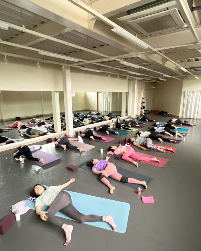 .
クラスの前半では気軽にできるセルフワークをお伝えしています  今日は“肘下”をゆるめるセルフワーク
ワークの後は、腕のクセがとれて、肩の位置が下がったり、腕が長くなったりとカラダに変化がでます  日々の生活がラクになり、痛みから少しずつ解放されて日常を楽しみたい！という方、お待ちしております！  #Yogaroomまるさんかくしかく #ヨガ#ヨガスタジオ#堺市ヨガ#堺ヨガ#上野芝#yoga#yogastudio#yogapose#core
#training#yogalife#breath